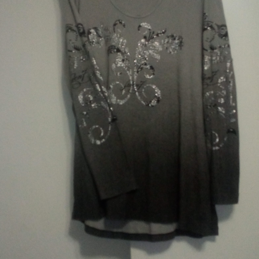 Hooded metallic t-shirt